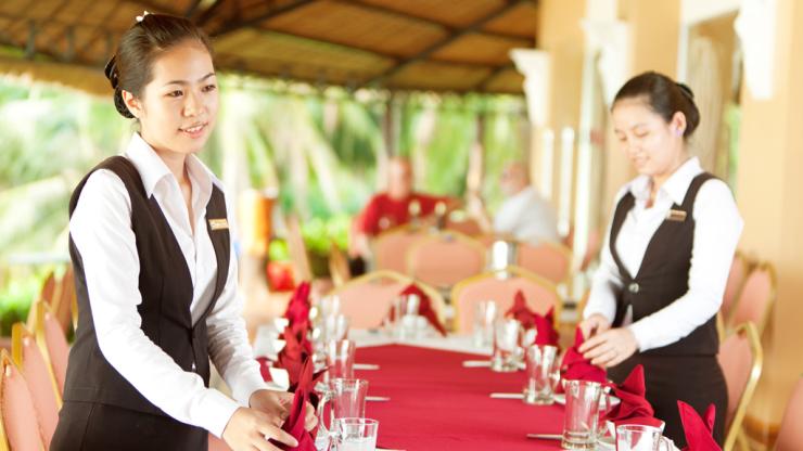 Công việc phục vụ bàn trong F&B: Hướng dẫn chi tiết cho người mới bắt đầu
